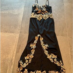 Long black and gold formal dress size 10 spaghetti straps removable cups
